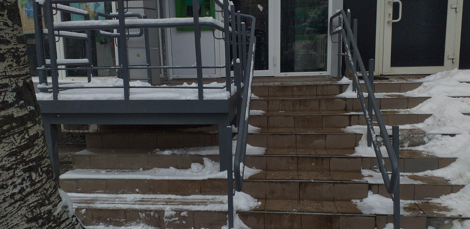 Вхідна група зі сходами, майданчиком і поручнями